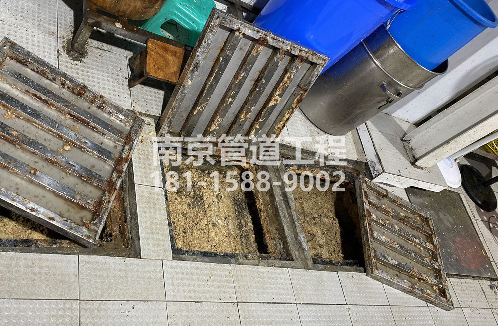 278蓓蕾城管中队食堂隔油池清理